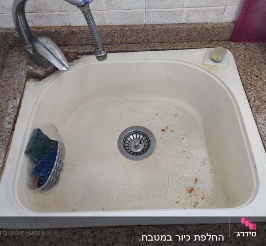 כיור מטבח המותקן במשטח שיש